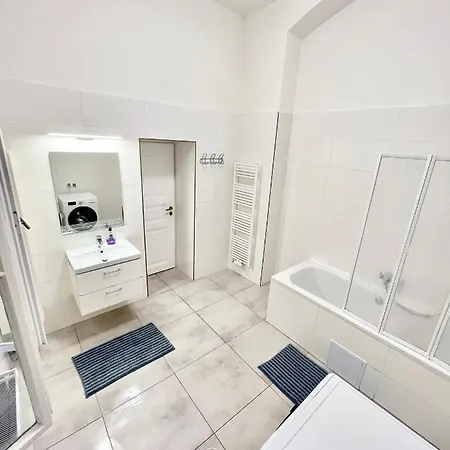 Spacious 2bdr With Free Parking In Wenceslas Square Apartament Praga