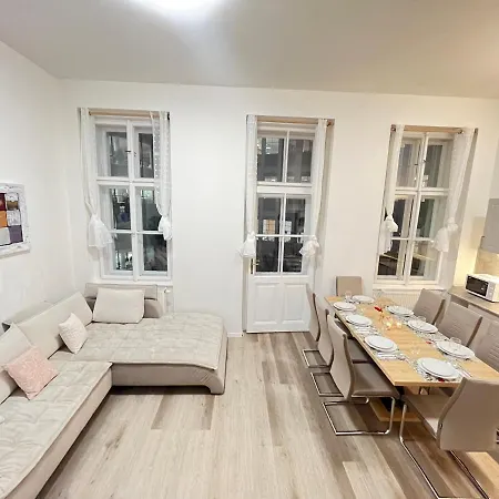 Spacious 2bdr With Free Parking In Wenceslas Square