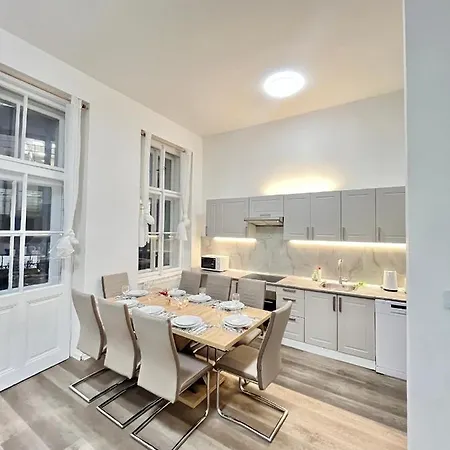 Spacious 2bdr With Free Parking In Wenceslas Square 아파트