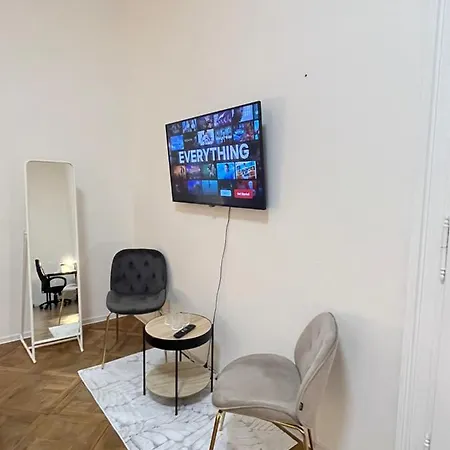 Spacious 2bdr With Free Parking In Wenceslas Square 아파트 *